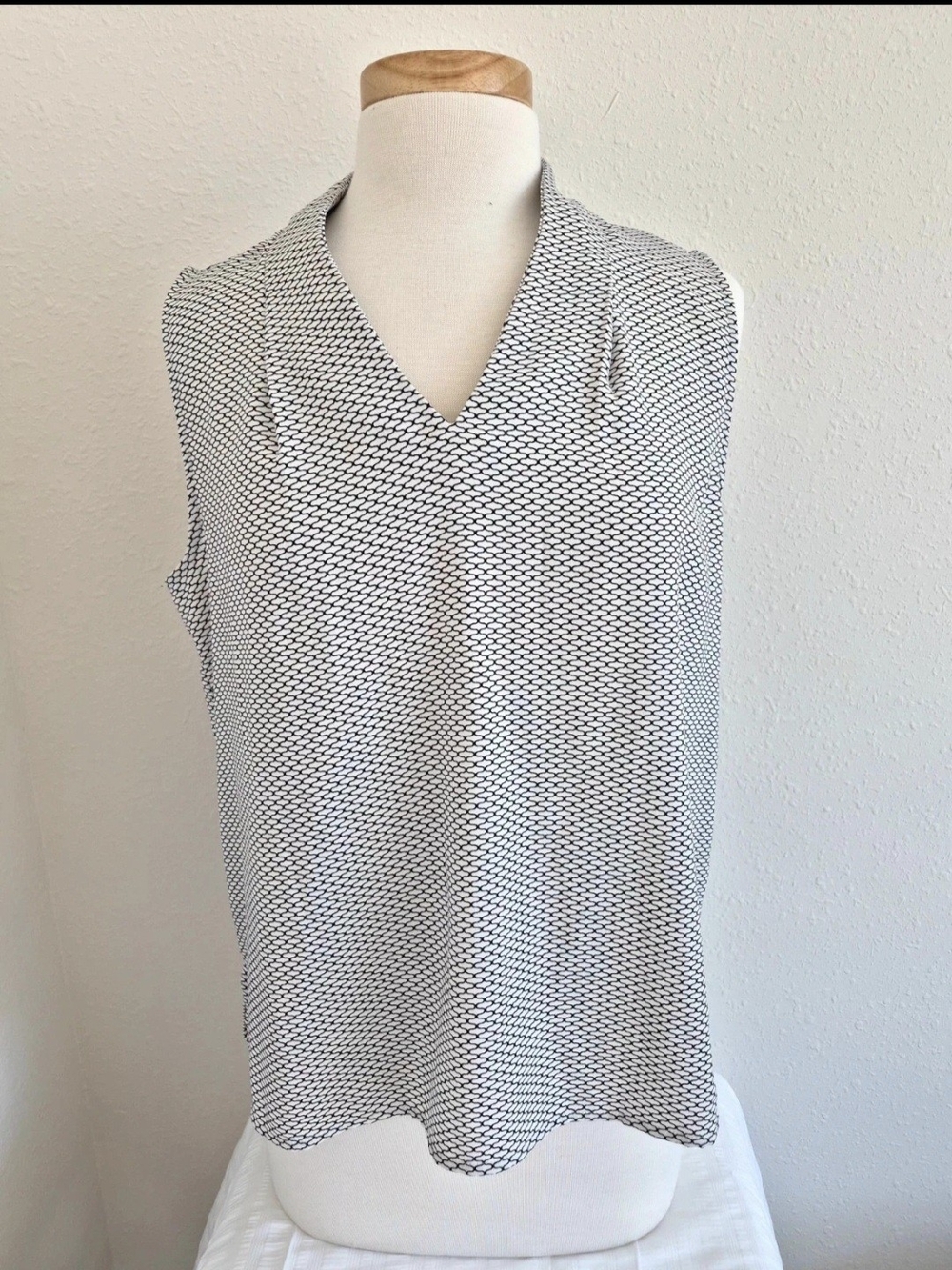 Ann Taylor White and Black Patterned Sleeveless V-Neck Blouse LP